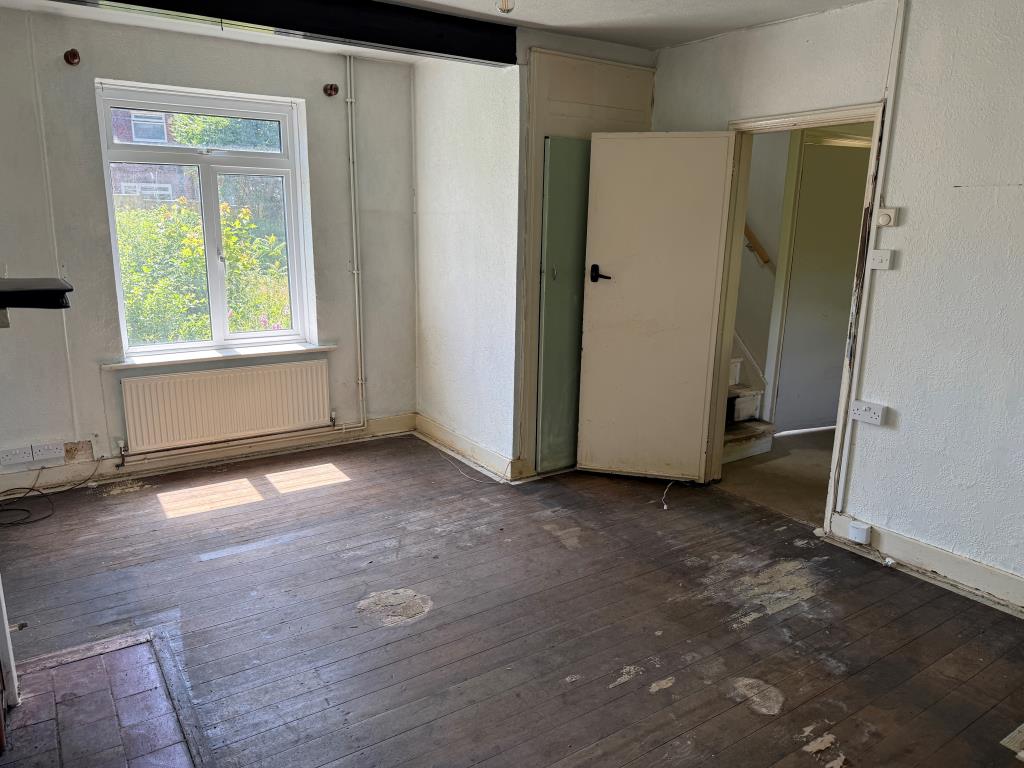 Lot: 170 - SEMI-DETACHED HOUSE IN NEED OF UPDATING - Living Room